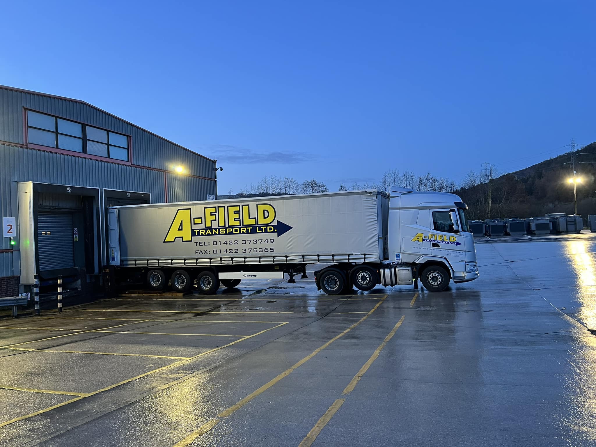 Dock loading — curtain-sider at bay